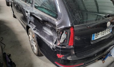 Réparation d'une voiture accidentée à Luzinay 